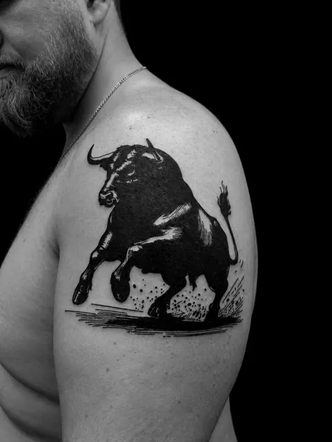 Tatuaje blackwork de un toro embistiendo en un hombro