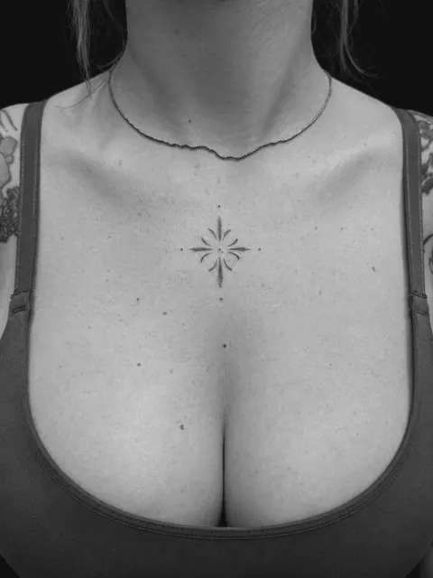 Pequeña estrella fine line tatuada en el esternón