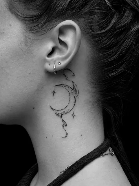 Tatuaje fine line de una luna creciente detrás de la oreja