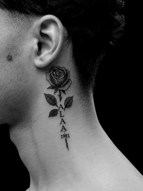 Tatuaje de una rosa con lettering en un lateral del cuello
