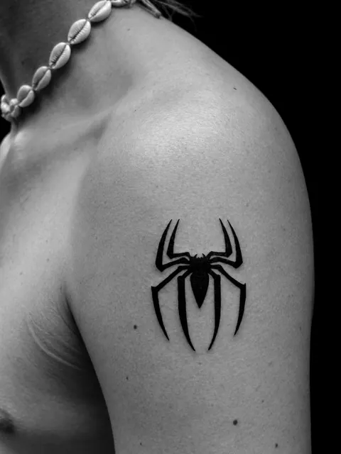 Tatuaje de una araña en negro sólido en un hombro