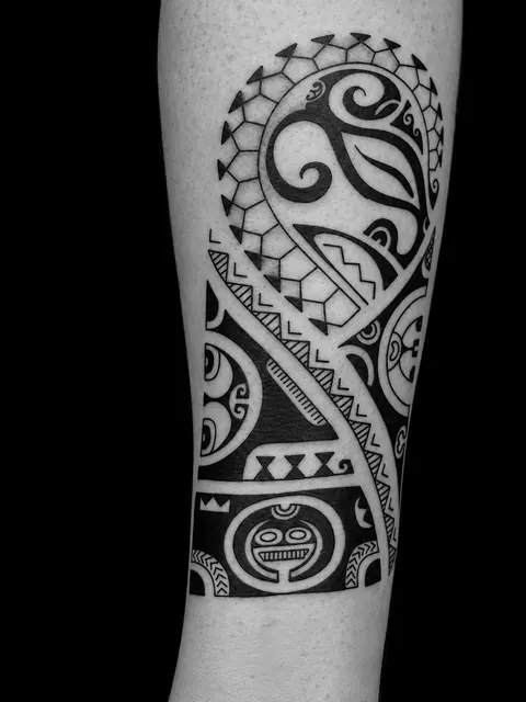 Brazalete ornamental de estilo polinesio alrededor de un antebrazo