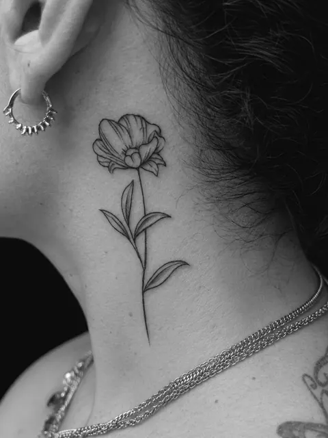 Tatuaje fine line de una amapola en la nuca