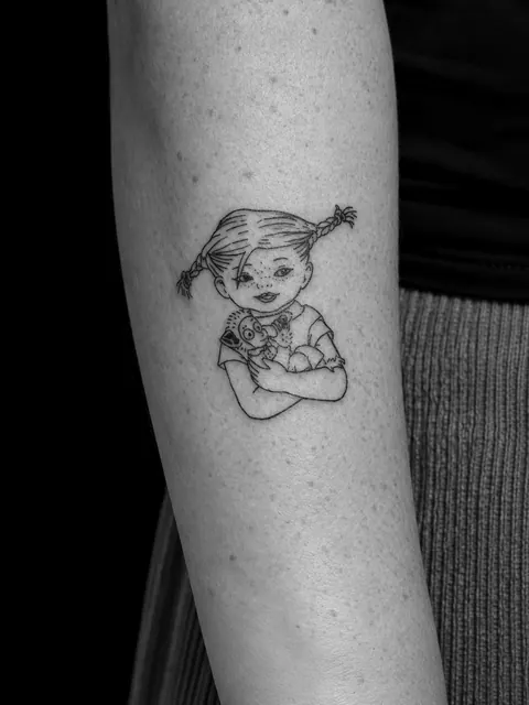 Dibujo lineal de una niña con trenzas que sostiene un mono de peluche, en un antebrazo