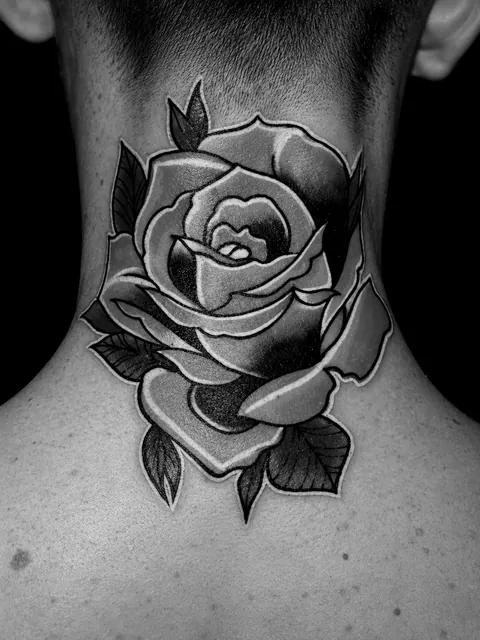 Gran rosa tradicional en negro y gris en la nuca