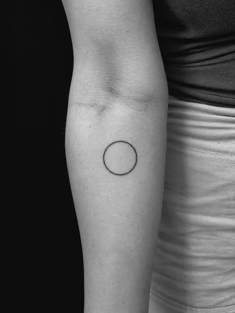 Pequeño círculo fine line en un antebrazo