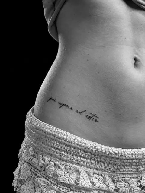 Frase en letra cursiva fina en la cadera